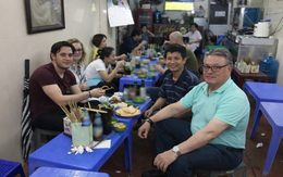 Chỉ nói thiếu một chữ tiếng Việt, anh Tây khiến cả bàn tiệc cười ra nước mắt