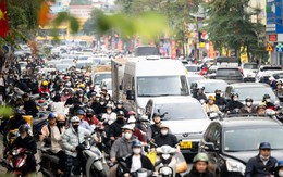 Chưa kịp tắt máy tính, đường phố đã “full slot” khắp nơi: Chính thức nghỉ Tết rồi!