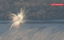 Khoảnh khắc UAV Lancet đánh trúng pháo tự hành CAESAR ở Zaporizhzhia