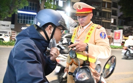 CSGT Hà Nội kiểm tra hơn 300 xe ngày cận Tết, chỉ phát hiện 2 tài xế 'ma men'