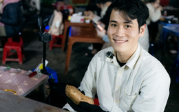 Sáng làm ngân hàng, tối bán khoai vỉa hè: Chàng trai 26 tuổi sống cùng lúc 2 cuộc đời ở Hà Nội