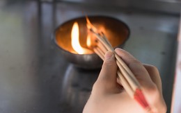 Bác sĩ cảnh báo: Thói quen thắp nhang của người Việt "đầu độc" không khí, mòn sức khỏe