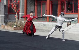 Robot hình người Trung Quốc múa kiếm điêu luyện mừng năm mới, phô diễn kỹ thuật đỉnh cao khiến thế giới kinh ngạc