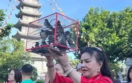 Cảnh xếp hàng 'xin lộc' đầu năm