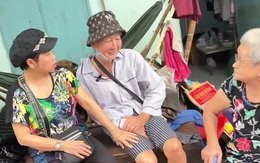 Nam nghệ sĩ chuyển giới 80 tuổi: Đi bán vé số gặp cướp, bị chó cắn, phải cầm cố điện thoại