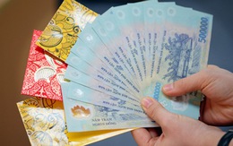 Cả nhà đang chúc Tết vui vẻ, mẹ chồng bất ngờ đưa tôi một phong bao lì xì khác lạ, mở ra mà tay tôi run bần bật