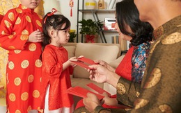 Cha mẹ EQ cao sẽ không nói với con 4 câu này khi nhận lì xì