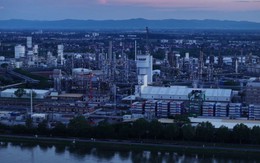 Giá điện tăng không tưởng lên 3 triệu đồng/MWh, hàng nghìn sếp lớn châu Âu đồng loạt cảnh báo