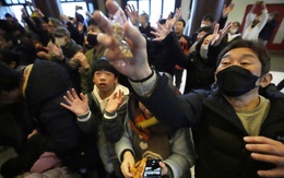 Nghi thức ‘ném đồ ăn’ kỳ lạ mang ý nghĩa phát tài ở châu Á