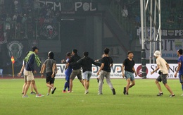 Sốc: Đội nhà bị loại, CĐV Indonesia tràn xuống sân tấn công khiến trọng tài và cầu thủ Thái Lan phải chạy trốn