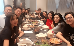 Đầu năm đi họp lớp, gặp người bạn nhà giàu nhất năm xưa, chúng tôi chết lặng