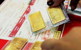 Giá vàng ở VN bị “thổi bay” hơn 3 triệu đồng/lượng, nguyên nhân từ 1 đồng tiền: Phố Wall dự báo bất ngờ?