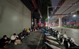 Người dân đổ xô xếp hàng đợi mua từ 21h ngày 1/2, giá bạc hôm nay thế nào?