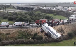 Thảm kịch xe buýt lao xuống vực vì mất lái trong mưa lớn, ít nhất 9 người chết, 26 người bị thương