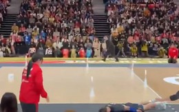 Đang viral màn xin lỗi độc lạ của VĐV Nhật Bản sau sự cố ném bóng trúng cô bé ngoài đường biên