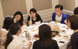 Đi họp lớp tưởng là màn khoe của, ai ngờ đứa nghèo như tôi vừa xuất hiện lại được cả lớp tung hô hết lời