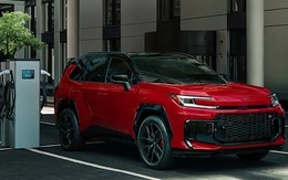 Chủ xe Toyota RAV4 bản hybrid này khỏi cần mua máy phát điện khi xe có thể cấp điện cho nhà trong suốt cả tuần
