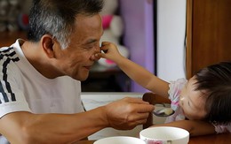 "Lì xì 2 triệu cho cháu nội, 200 nghìn cho cháu ngoại" - một câu nói của ông khiến con dâu bật khóc giữa mùng 4