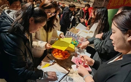 Đầu tư vàng thắng lớn, chủ chuỗi siêu thị chi 50 tỷ đồng chia thưởng cho nhân viên: "Tăng thu nhập cho họ là niềm vui của tôi"