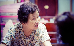 Tết về quê biếu bố mẹ chồng 26 triệu đồng sửa nhà, vừa bước vào phòng ngủ, con dâu lập tức đặt vé về lại thành phố