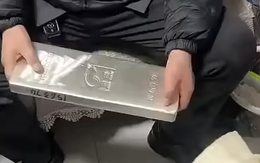 Cậu lì xì cho cháu gái 5 tuổi thỏi bạc 15kg trị giá 1 tỷ đồng