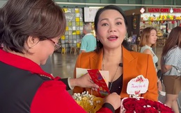 Nữ NSƯT ở Mỹ mùng 5 Tết về nước: Được tặng lắc vàng ngay tại sân bay