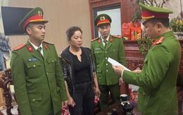 Bắt giữ người phụ nữ thu tiền đỗ xe trái phép trên đường vào đền Bà chúa Then