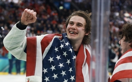 VĐV bị đánh gãy răng vẫn ghi bàn, Mỹ đoạt HCV khúc côn cầu trên băng Olympic