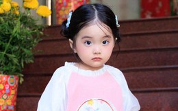 Đừng nhìn Lisa nhà Khánh Thi - Phan Hiển xinh yêu như búp bê mà nhầm, cô nhóc bị phạt vì bắt nạt anh trai đây này!