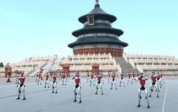 Video hàng chục robot tung cước gây choáng ngợp đền Thiên Đàn