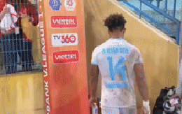 Xuân Son tức giận ném chai nước