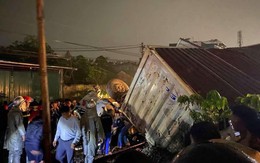 Xe đầu kéo tan nát sau va chạm với tàu hỏa ở Hà Nội: Có nạn nhân mắc kẹt trong cabin ô tô