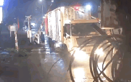 Video: Cú va chạm kinh hoàng với tàu hoả, tài xế xe tải tử vong tại chỗ