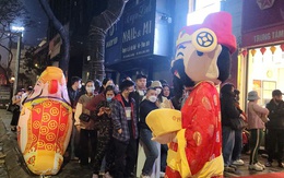 VIDEO: Hàng trăm người đi xếp hàng mua vàng từ nửa đêm ngày vía Thần Tài