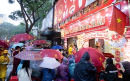 Ngày Vía Thần Tài: Khách đội mưa xếp hàng hơn 10 tiếng chờ mua vàng, xuất hiện thiết bị đặc biệt tại cửa hàng Trần Nhân Tông