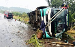 Đồng Nai: Lật xe khách trên Quốc lộ 14, 3 người thương vong