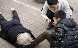 Đỡ cụ bà bị ngã, 3 học sinh tiểu học ở Trung Quốc bị đòi bồi thường 1 triệu tệ