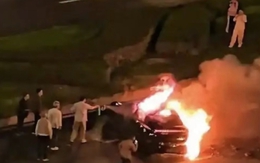 Trung Quốc: Tài xế tử vong trên xe điện bị cháy do không mở được cửa