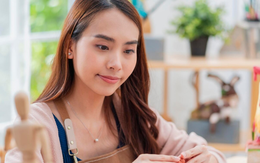 Đang giữa trưa, vợ gửi cho chồng một bức ảnh selfie ở chốn đông người, xem xong mà chồng nặng cả lòng