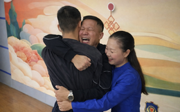 Tìm thấy con trai bị bắt cóc sau 24 năm, người cha để con về với bố mẹ nuôi và từ đó họ không còn liên lạc nữa