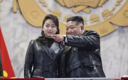 Con gái Chủ tịch Triều Tiên Kim Jong Un gây xôn xao với chiếc áo khoác