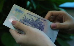 Em chồng khóc trong phòng tôi một đêm, sáng hôm sau mẹ chồng dúi cho tôi một cọc tiền
