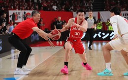 HLV Trung Quốc lao hẳn vào sân, giật bóng của cầu thủ Nhật Bản