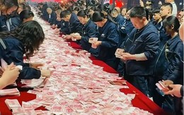 Công ty gây sốc khi phát 26 triệu USD tiền mặt cho nhân viên