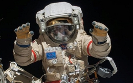 Vì sao nhiều phi hành gia bị rụng hết móng tay khi đi ra ngoài vũ trụ?