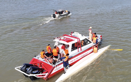 Lật thuyền đua, 12 vận động viên rơi xuống sông Đồng Nai