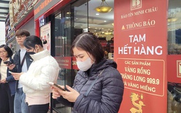 Cửa hàng ra thông báo hết hàng, cả trăm người vẫn ngồi đợi mua vàng, bạc