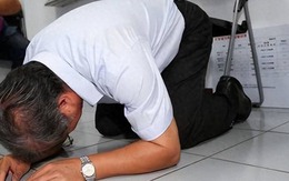 Người mẹ què chân nhặt rác nuôi con gái vào đại học: Ngày con gái cưới, bố chồng của cô bất ngờ quỳ sụp trước mặt bà