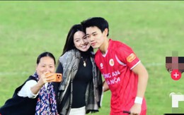 Đình Bắc hot đến mức Chu Thanh Huyền - vợ Quang Hải cũng phải xuống sân xin chụp ảnh cùng