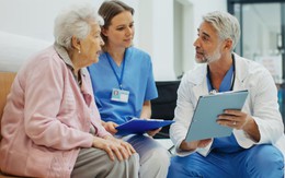 Bác sĩ hỏi bệnh nhân 103 tuổi bí quyết sống thọ, câu trả lời khiến ai cũng bất ngờ